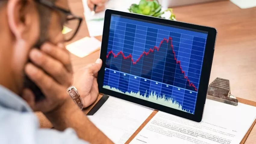 What-does-professional-liability-insurance-cover-and-not-cover Man looking at graph on iPad