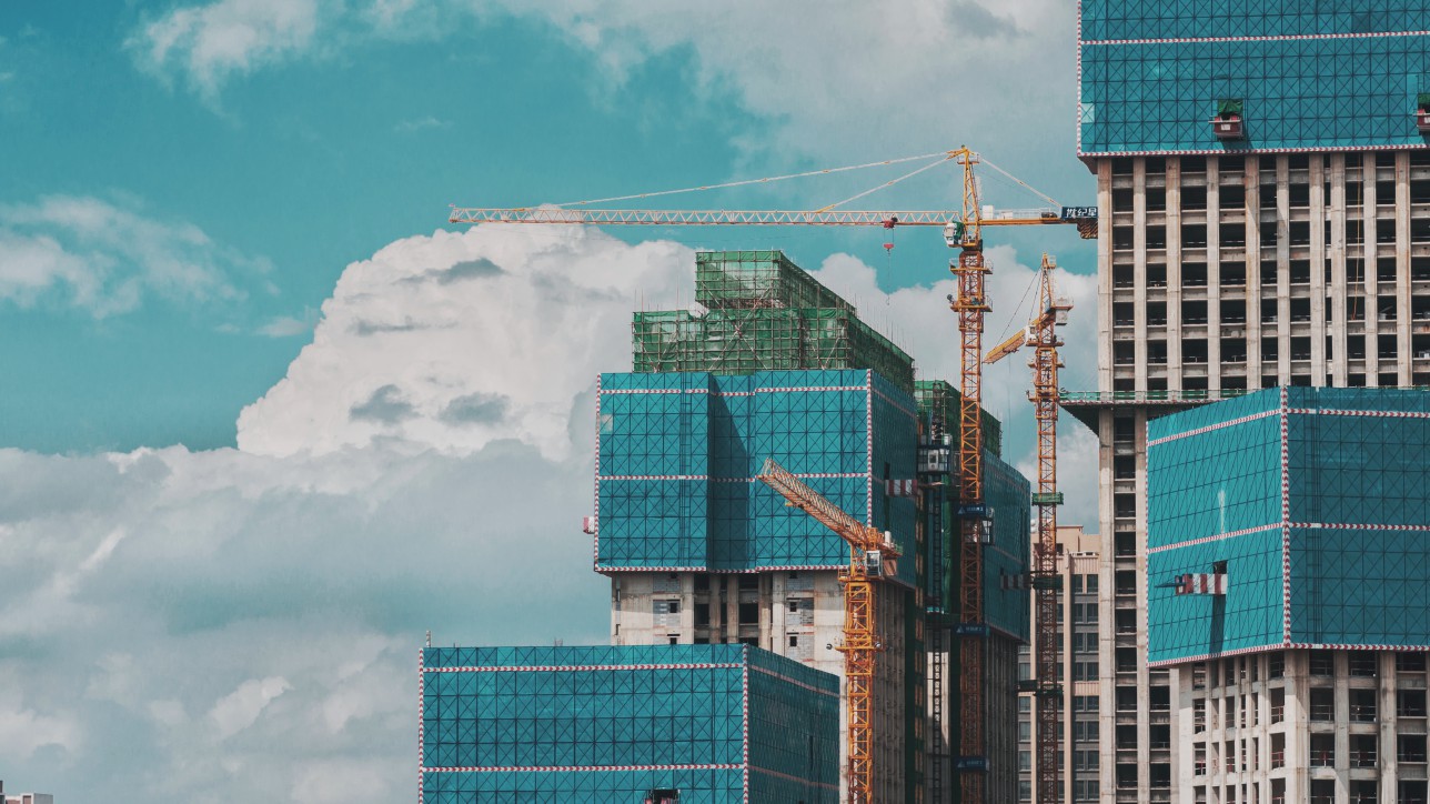 c-dustin-91AQt9p4Mo8-unsplash-1288×724 Cranes and building