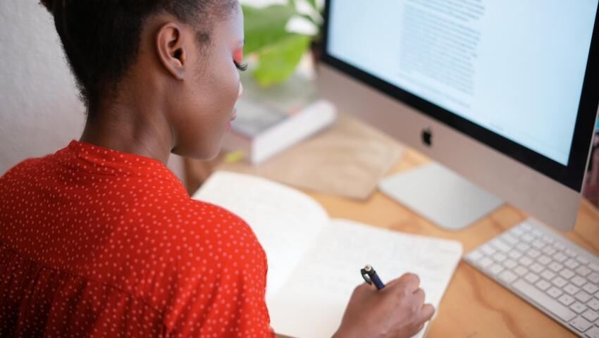 starting-a-business-in-bc Woman at desk writing in booklet