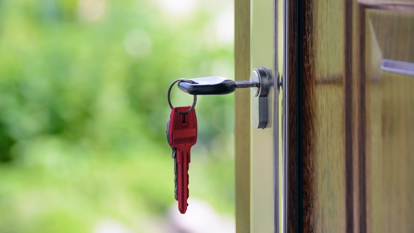 what-does-homeowners-insurance-cover keys in a locked door